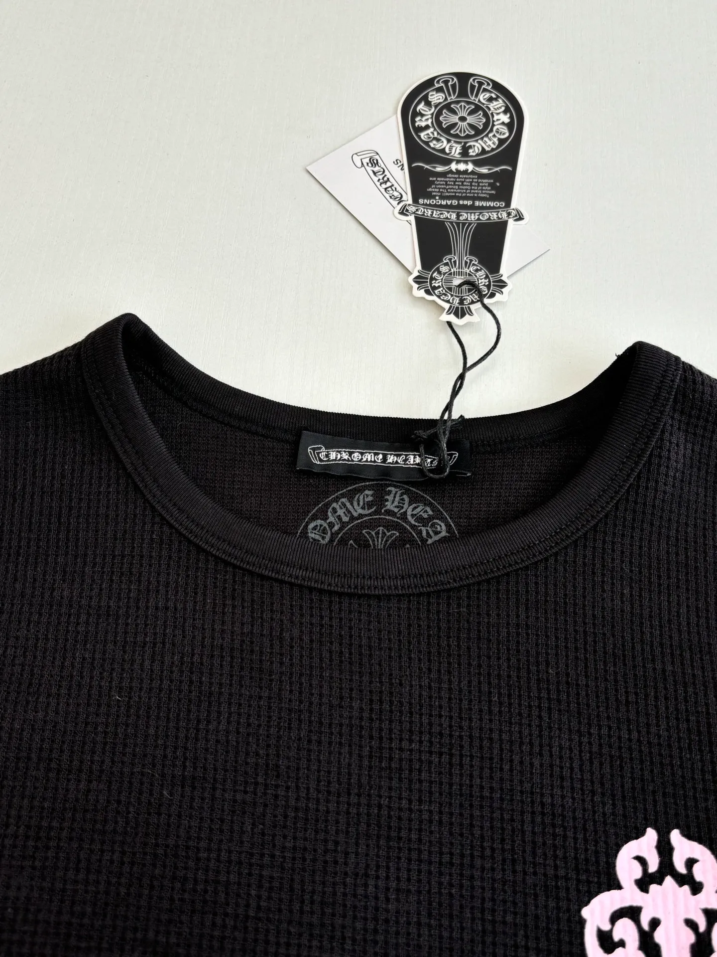 P266 (Slim fit women's style) Chrome Heart*/Ch character Sanskrit printed waffle long-sleeved T-shirt is woven with 32-count blended yarn. The fabric composition is 30% cotton and 70% polyester, with a weight of 220 grams. It ensures a stiff fit while taking into account the skin-friendly properties of cotton fiber and the anti-wrinkle and easy-care properties of polyester. The body of the garment adopts a waffle knitted structure, forming a three-dimensional texture and good breathability and moisture removal. Screen printing technology is used in the printing process to accurately present the brand's iconic Gothic fonts, totem patterns and character patterns on the front, back and sleeves of the garment. The printing layer has strong adhesion and the pattern outline is clear. Size: S/M/L